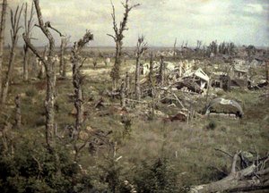 Een gebied nabij het kasteel met gebouwen en bomen beschadigd door artillerievuur, Chaulnes, Somme, Frankrijk, 1917